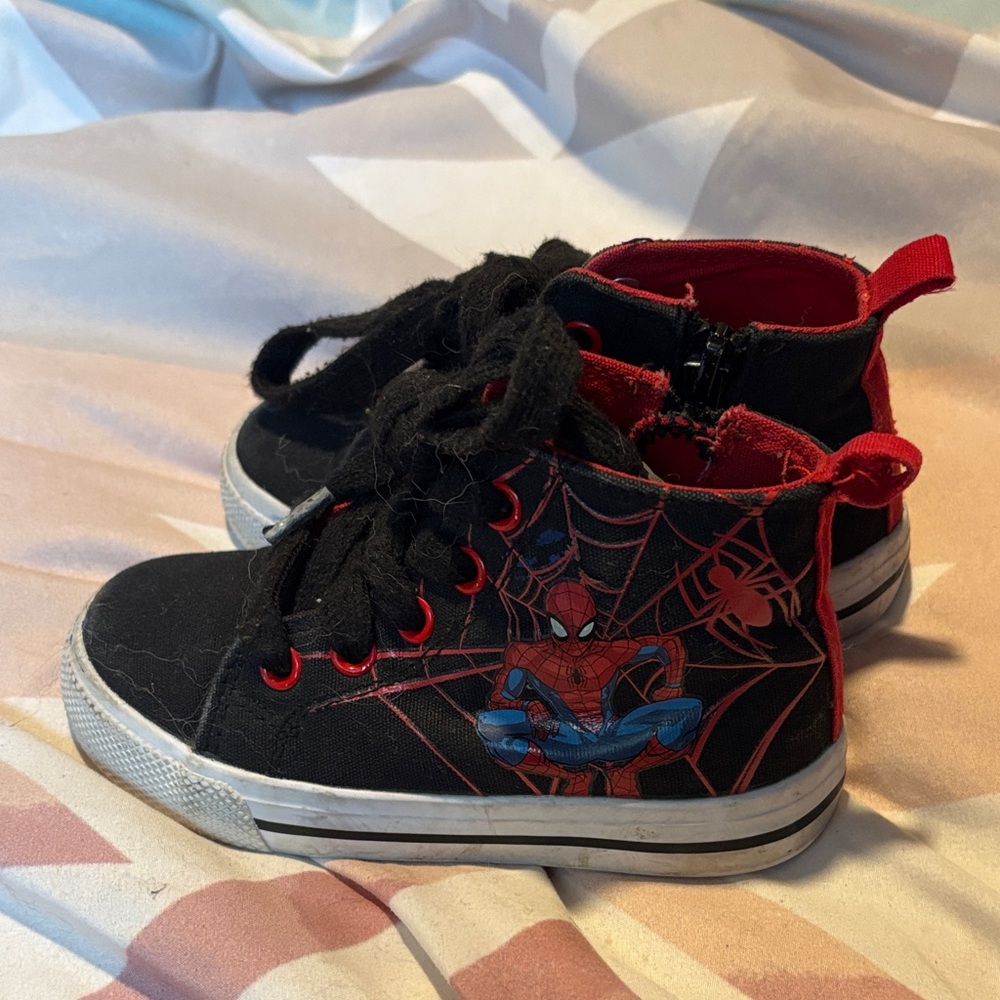 Spider-Man Kids High-Top Sneakers - Black and Red - Picture 2 of 3